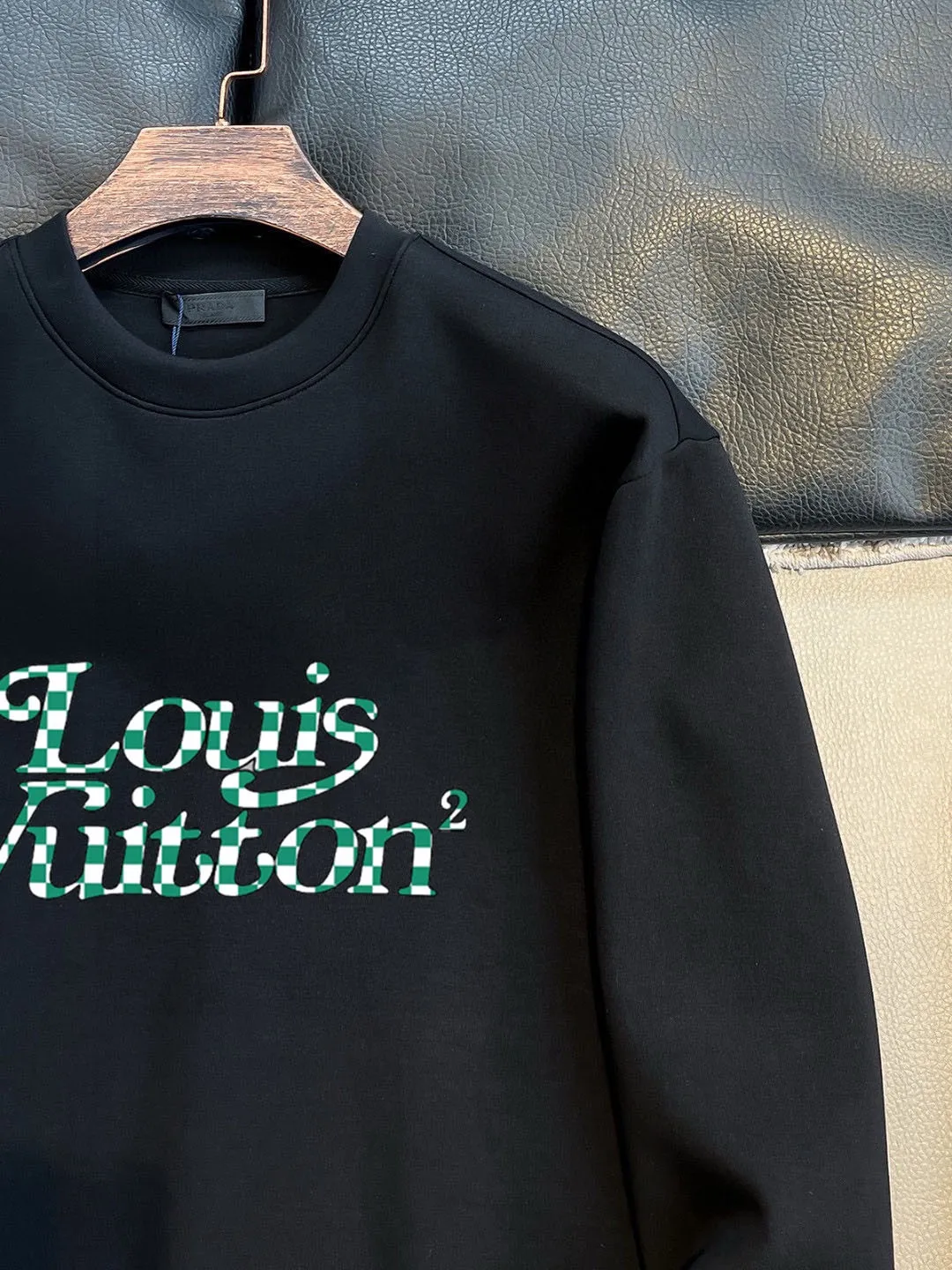 🅿️220 brand [LV Louis Vuitton] (good news for fat people) 2025ss autumn latest long-sleeved round-neck sweatshirt, on sale simultaneously on the official website. Refreshing and breathable. Made of top Tencel Roman. Comfortable and soft. 3D three-dimensional clarity. Super fashion sense. Great for gifting and keeping for yourself. Size: M-5XL (can wear up to 220 pounds)